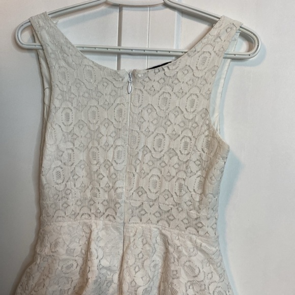 BEBE | Sleeveless Elegant White Lace Peplum Dress - US4 - Perfect for bridal - Picture 6 of 7